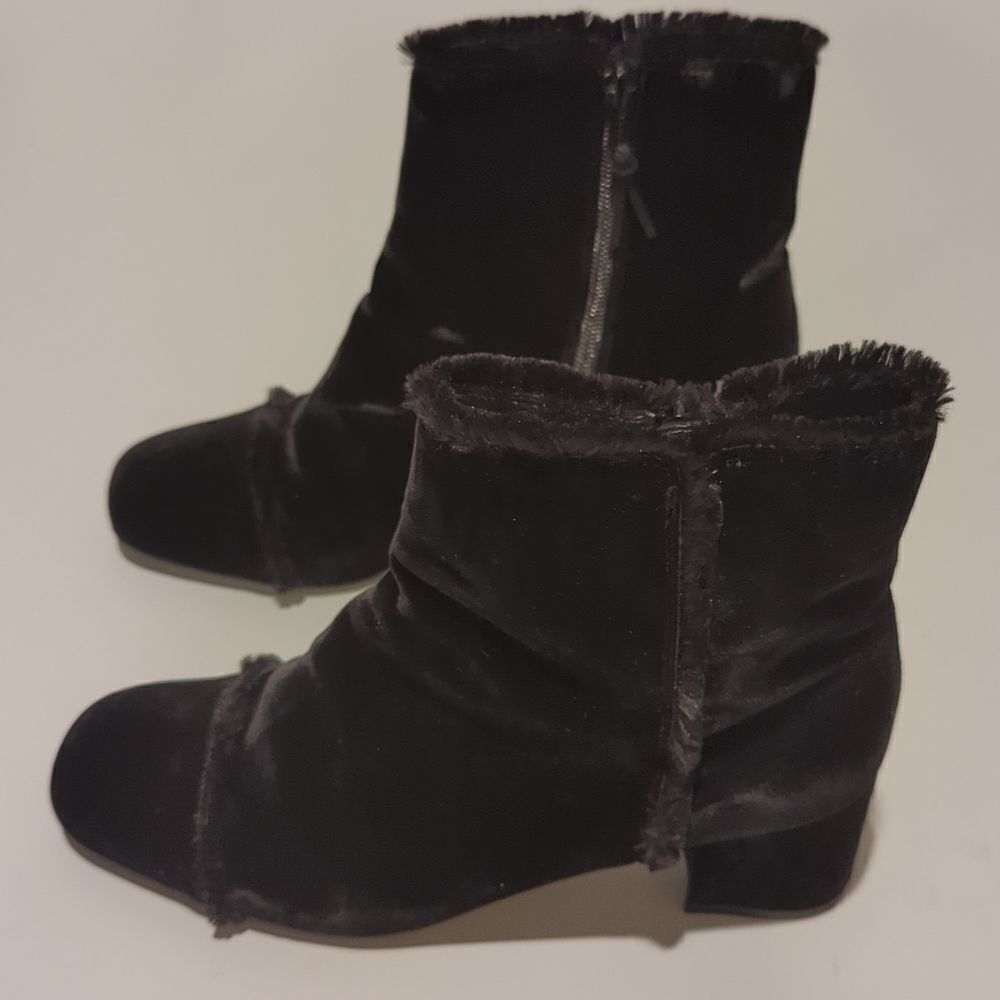 Stuart Weitzman On The Fringe Black Ankle Boots Block Heel Booties Size 8.5 - Picture 5 of 11
